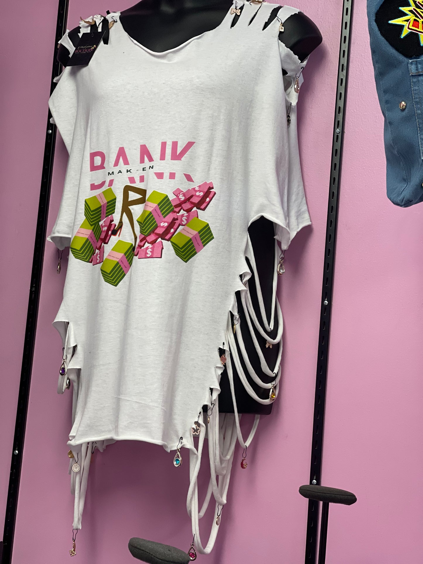 Mak-En Bank Charm Graphic T